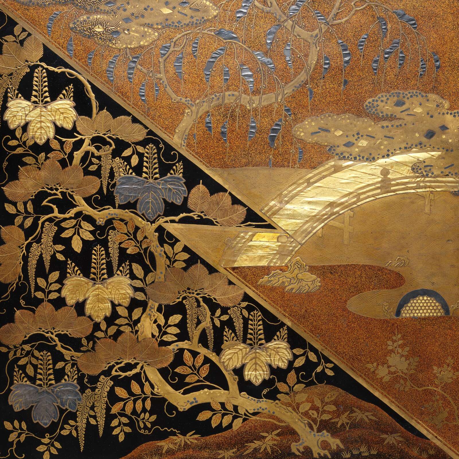 高台寺蒔絵の料紙箱の蓋。黒漆に金の柳と藤